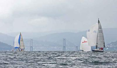 Fend la Bisse, Burla Negra y Virazón lideran el Trofeo Turismo Rías Baixas