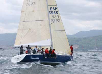 Finalizo el XXVI campeonato de Vizcaya con el triunfo de las tripulaciones del Yamamay en Clase I, del Salen Dos en la clase II y del Gabriela Onofre en la clase III. Finalizo el XXVI campeonato de Vizcaya con el triunfo de las tripulaciones del Yamamay en Clase I, del Salen Dos en la clase II y del Gabriela Onofre en la clase III.
