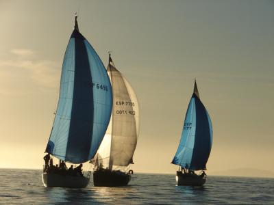 I Trofeo Faro de Beluso. Al limite de las condiciones mínimas para celebrar una regata, y al limite de la paciencia de los regatistas.
