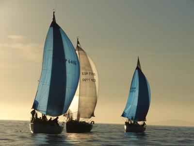 I Trofeo Faro de Beluso. Al limite de las condiciones mínimas para celebrar una regata, y al limite de la paciencia de los regatistas.