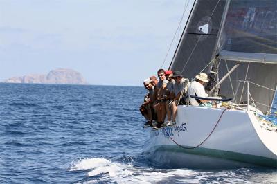 ICUE IV lidera la flota de la regata Dos Continentes a su paso por Chafarinas ICUE IV lidera la flota de la regata Dos Continentes a su paso por Chafarinas