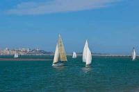 La 10 travesía para la clase crucero organizada por el club náutico Marina del Cantábrico reunió a 12 tripulaciones