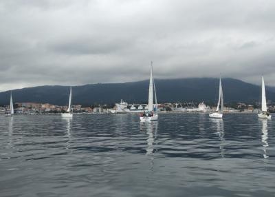 La ausencia de viento obliga a aplazar la primera etapa de la regata Alca en la ría de Arousa. La ausencia de viento obliga a aplazar la primera etapa de la regata Alca en la ría de Arousa.
