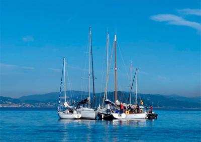La ausencia del viento en la Ría de Pontevedra obliga a suspender la primera prueba de la Regata de Navidad para cruceros La ausencia del viento en la Ría de Pontevedra obliga a suspender la primera prueba de la Regata de Navidad para cruceros