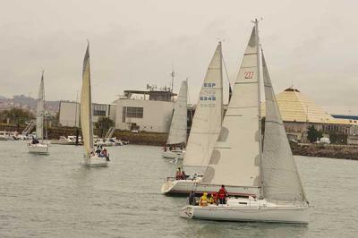 La falta de viento complicó   la travesía de cruceros del CNMC, en la que la tripulación del Kirios I se hizo con la victoria