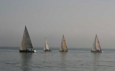 La falta de viento obliga a suspender la regata de cruceros en Santander tras más de dos horas en el agua La falta de viento obliga a suspender la regata de cruceros en Santander tras más de dos horas en el agua