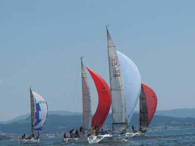 La falta de viento obliga a suspender la tercera etapa de la Regata de Invierno del Náutico Caramiñal