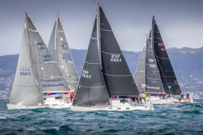 La flota de la 10ª Regata Interclubes Ría de Pontevedra se luce en una jornada de viento fuerte y espectáculo La flota de la 10ª Regata Interclubes Ría de Pontevedra se luce en una jornada de viento fuerte y espectáculo