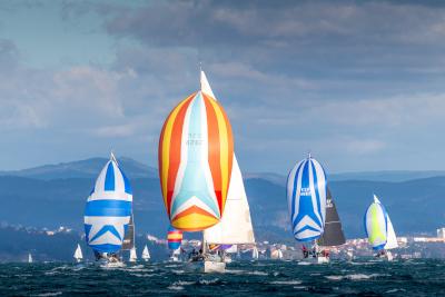 La flota de la 10ª Regata Interclubes Ría de Pontevedra vuelve a escena para afrontar una exigente cuarta etapa 