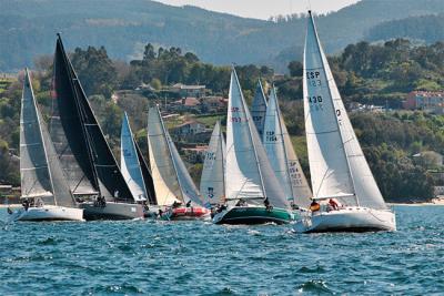 La flota de la 7ª Regata Interclubes se comprime en cabeza para la recta final del circuito La flota de la 7ª Regata Interclubes se comprime en cabeza para la recta final del circuito