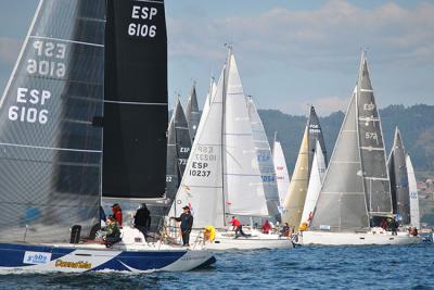 La flota de la 8ª Regata Interclubes se comprime en cabeza tras el tercer asalto en Beluso La flota de la 8ª Regata Interclubes se comprime en cabeza tras el tercer asalto en Beluso