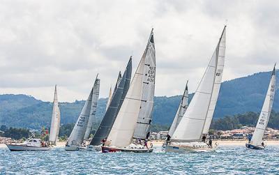 La flota del Trofeo Conde de Gondomar  da espectáculo en las Rías Baixas