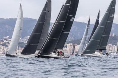 La Larga de PalmaVela arranca con viento en la bahía y ya navega rumbo a Formentera La Larga de PalmaVela arranca con viento en la bahía y ya navega rumbo a Formentera