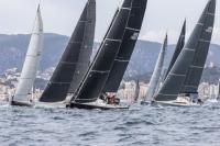 La Larga de PalmaVela arranca con viento en la bahía y ya navega rumbo a Formentera