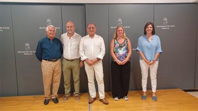 (izda a dcha): Manuel Nadal de Uhler, director de la Regata Rei en Jaume; Luis Nigorra, presidente del Club Náutico de Santa Ponça, Alfonso Rodríguez, alcalde de Calvià; Nati Fancés, 1ª teniente de Alcalde y regidora de la zona de Santa Ponça; Eva Serra, teniente de alcalde de Deportes. (izda a dcha): Manuel Nadal de Uhler, director de la Regata Rei en Jaume; Luis Nigorra, presidente del Club Náutico de Santa Ponça, Alfonso Rodríguez, alcalde de Calvià; Nati Fancés, 1ª teniente de Alcalde y regidora de la zona de Santa Ponça; Eva Serra, teniente de alcalde de Deportes.