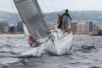 La segunda jornada de la XXVIII edición de la Vuelta Asturias ha tenido dos caras. 