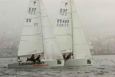Leaseplan de Gonzalo Araujo domina por ahora en platú 25 tras las pruebas del domingo. El sábado se suspendió la etapa costera programada en Vigo Leaseplan de Gonzalo Araujo domina por ahora en platú 25 tras las pruebas del domingo. El sábado se suspendió la etapa costera programada en Vigo