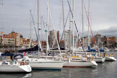Los barcos, en su totalidad franceses que componen la flota de la Regata Royan-Gijón descansan en el puerto deportivo de Gijón. Los barcos, en su totalidad franceses que componen la flota de la Regata Royan-Gijón descansan en el puerto deportivo de Gijón.