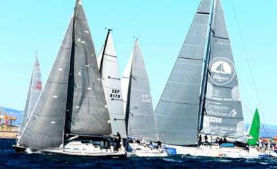 Los participantes del I Trofeo Varadero Valencia acompañan al Reto Pelayo Trasatlántica 2016 en su salida Los participantes del I Trofeo Varadero Valencia acompañan al Reto Pelayo Trasatlántica 2016 en su salida