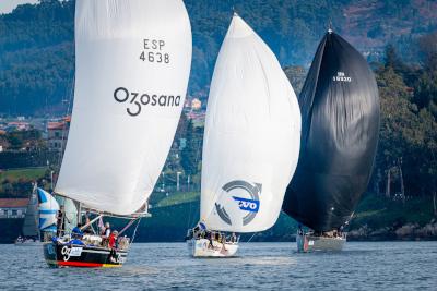 Más de 50 barcos y 300 regatistas llenan la ría de Pontevedra en la primera etapa de la 10ª Regata Interclubes Más de 50 barcos y 300 regatistas llenan la ría de Pontevedra en la primera etapa de la 10ª Regata Interclubes