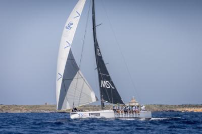 Pez de Abril gana la vuelta la isla y aprieta al HM Hospitales de cara a la jornada final del TabarcaVela Pez de Abril gana la vuelta la isla y aprieta al HM Hospitales de cara a la jornada final del TabarcaVela