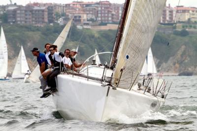 Phoenix, patroneado por Juan Mocoroa de Zumaiabela, 1º EN Gijón, lidera la R1, y la clasificación general absoluta. Phoenix, patroneado por Juan Mocoroa de Zumaiabela, 1º EN Gijón, lidera la R1, y la clasificación general absoluta.