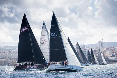 Reacción del “ACEITES ABRIL” en la vuelta a Cíes que gana la regata MAR de MAELOC RÍAS BAIXAS Reacción del “ACEITES ABRIL” en la vuelta a Cíes que gana la regata MAR de MAELOC RÍAS BAIXAS