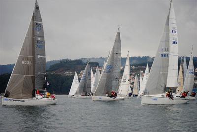 Royachts, Chispa Nejra, Marara IV, Travesío La Riviere, Sempre Volve y Troscado se llevan la 2ª etapa de la Interclubles Cruceros Ría de Pontevedra