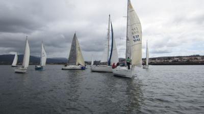 Ráfagas II, Arroás y Aguilucho vencen en la 1ª maga de la XIII edición de la Regata Distribunosa. Ráfagas II, Arroás y Aguilucho vencen en la 1ª maga de la XIII edición de la Regata Distribunosa.