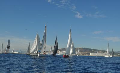 Salida de la IIIº edición de la regata Golden Cup Barcelona Marina Vela frente a la playa de la Barceloneta. Salida de la IIIº edición de la regata Golden Cup Barcelona Marina Vela frente a la playa de la Barceloneta.