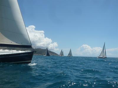 Salida de la regata Sitges–Ciutadella. Con un excelente viento de 110º los veleros han puesto rumbo a Ciutadella Salida de la regata Sitges–Ciutadella. Con un excelente viento de 110º los veleros han puesto rumbo a Ciutadella