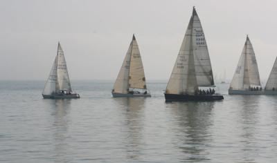 Santander. La falta de viento suspendió la regata de cruceros cuando se había navegado un tercio de la prueba Santander. La falta de viento suspendió la regata de cruceros cuando se había navegado un tercio de la prueba