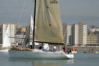 Se complican las cosas en la bahía de Cádiz. El temporal dio paso a la calma y los trofeos Blanca Paloma y Buenaproa deberán esperar mejores vientos