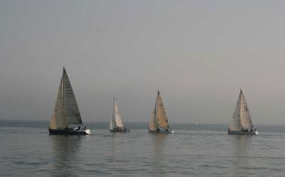 Sin viento en la regata de cruceros en Santander Sin viento en la regata de cruceros en Santander