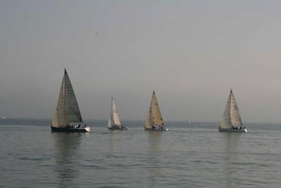 Suspendida a menos de media milla de meta por falta de viento la regata de cruceros de Santander Suspendida a menos de media milla de meta por falta de viento la regata de cruceros de Santander