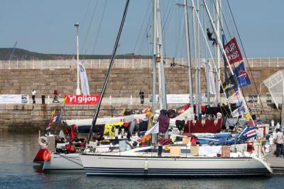 Toda  la flota  que toma parte en la 20 Edición de la Regata La Barquera se encuentra amarrada en el Puerto Deportivo de Gijón. 