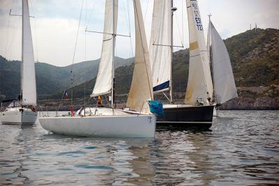 Una fuerte encalmada impide que la flota de la regata Bahia Pollença llegara a meta