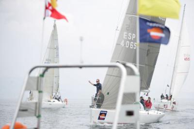 Una treintena de veleros en el Top del Trofeo REPSOL configuran la salida de la costera entre Baiona y Sanxenxo