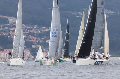 “Solventis” y “Bosch Service Solutions” lideran la regata Maeloc Rias Baixas “Solventis” y “Bosch Service Solutions” lideran la regata Maeloc Rias Baixas