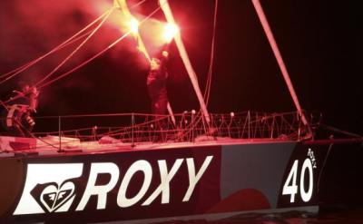 Samantha Davies, paró el crono a las 01;41 en la madrugada de este sábado convirtiéndose en la Reina de los Mares y de la Vendée Samantha Davies, paró el crono a las 01;41 en la madrugada de este sábado convirtiéndose en la Reina de los Mares y de la Vendée
