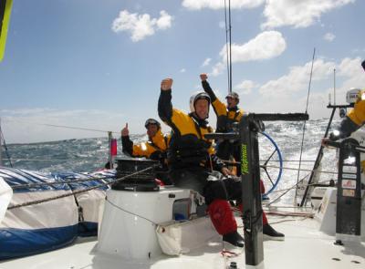 Si el viento no juega una mala pasada, en menos de 12 horas la flota cruzará el Meridiano 58 Este y se repartirán los primeros puntos de la etapa. 