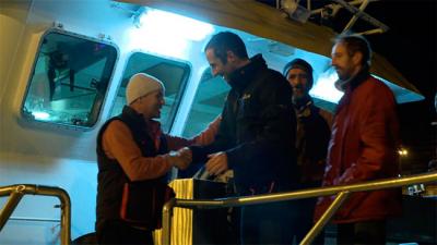 Armel Le Cléac'h, arriba a Vigo a bordo del palangrero portugués Sonho De Infancia que lo rescató del Atlántico