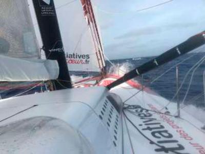 Davies evita el desastre tras luna volcada en aguas Canarias Crédit Mutuel toma la ventaja de Class40