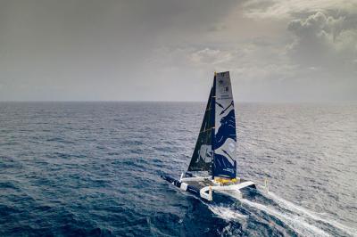 Daño al trimarán MACIF cuando ingresan a Doldrums Daño al trimarán MACIF cuando ingresan a Doldrums