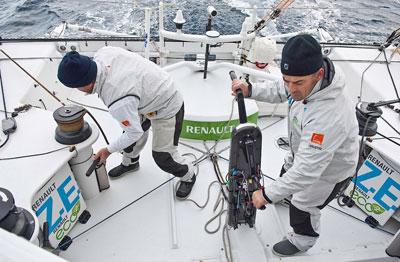 EL RENAULT Z.E DE RIVERO Y PIRIS A POCO MÁS DE 600 MILLAS DEL ESTRECHO DE GIBRALTAR EL RENAULT Z.E DE RIVERO Y PIRIS A POCO MÁS DE 600 MILLAS DEL ESTRECHO DE GIBRALTAR