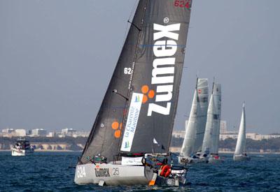 EL ZUMEX DE OLIVA SUFRE UNA VÍA DE AGUA Y SE VE OBLIGADO A RECALAR EN EL PUERTO DE CASCAIS