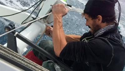 Gaetano Mura repara los timones del “Italia” en el Índico Gaetano Mura repara los timones del “Italia” en el Índico