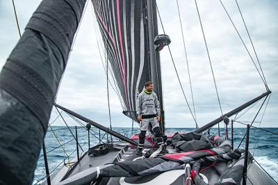 Hugo Boss decide desprenderse de la quilla mientras los doldrums se acerca para los líderes Hugo Boss decide desprenderse de la quilla mientras los doldrums se acerca para los líderes