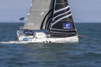 Hugo Dhallenne lidera la flota de La Solitare hasta el faro de Chicken Rock