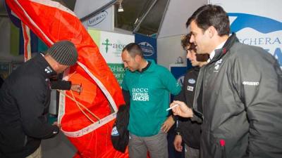 Intercambio solidario entre los patrones del We Are Water y el Central Lechera Asturiana   